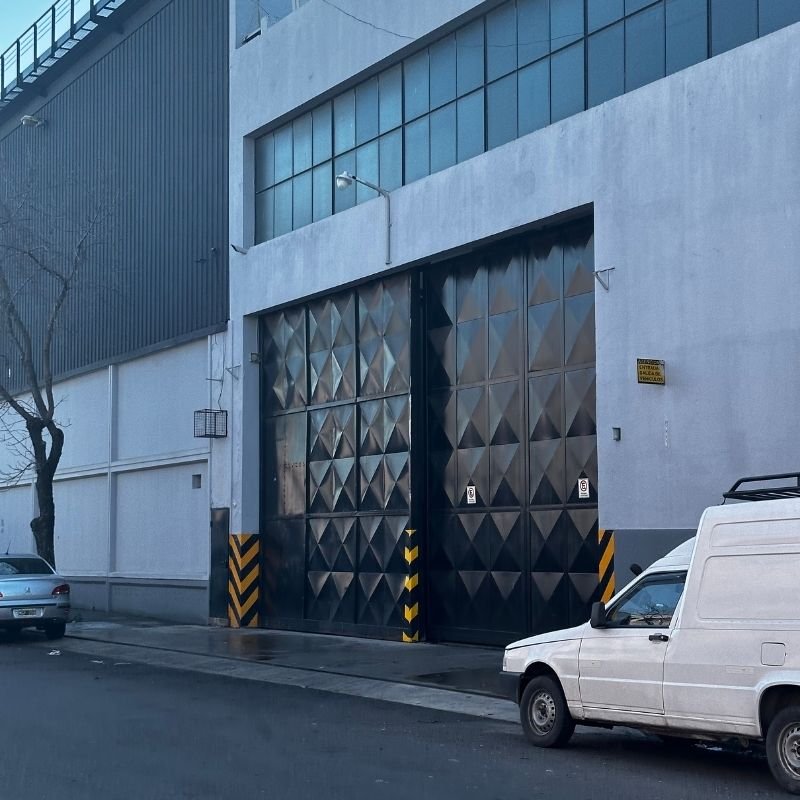 Mantenimiento integral en dos portones de acceso de camiones. Mantenimiento integral de los dos portones de entrada de un depósito de caudales, de aprox. 6 m de altura y 4,5 m de ancho cada uno. Se revisaron y ajustaron los motores inverter Vivaldi, los rolletes inferiores, las guías superiores, los estabilizadores y los sensores. Trabajo realizado por HERREELEC.